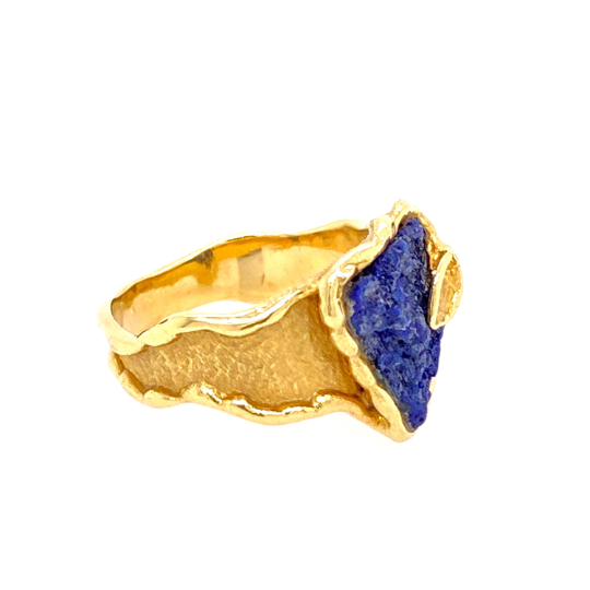 Beautiful vintage 18K gold ring with a deep blue Lapis Lazuli.
