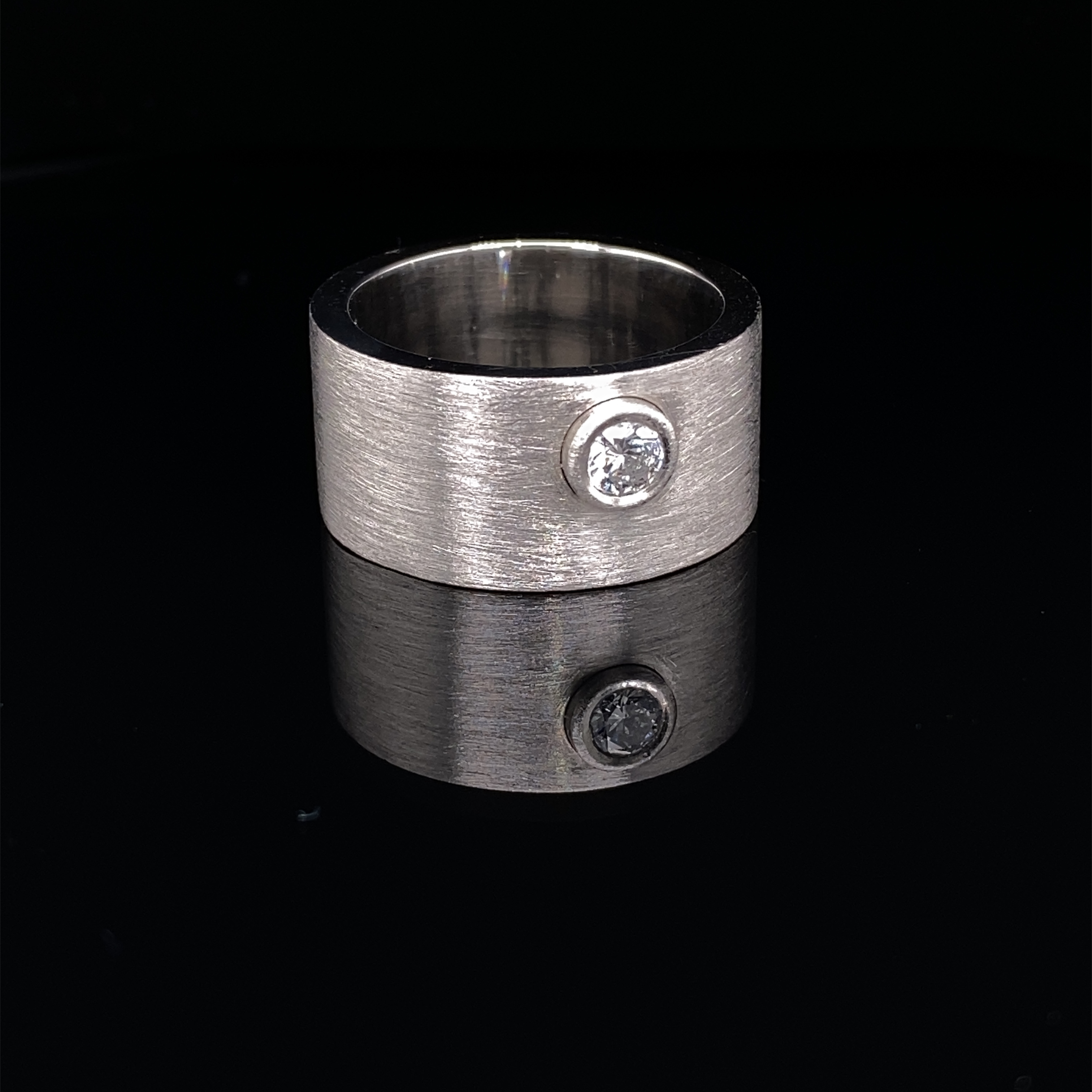 Handmade Platinum ring 9t950 with diamond