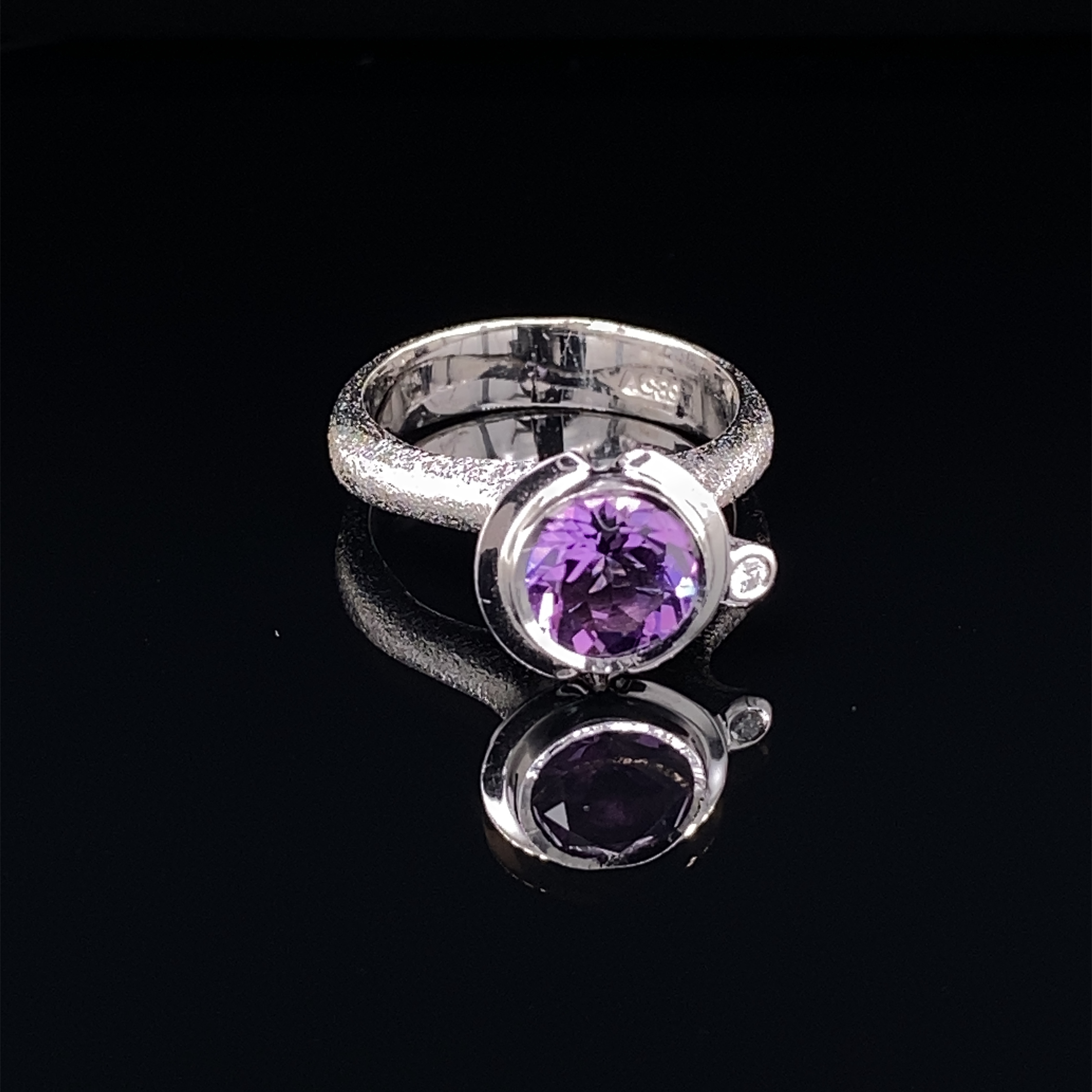 14K white gold ring with amethyst and diamond