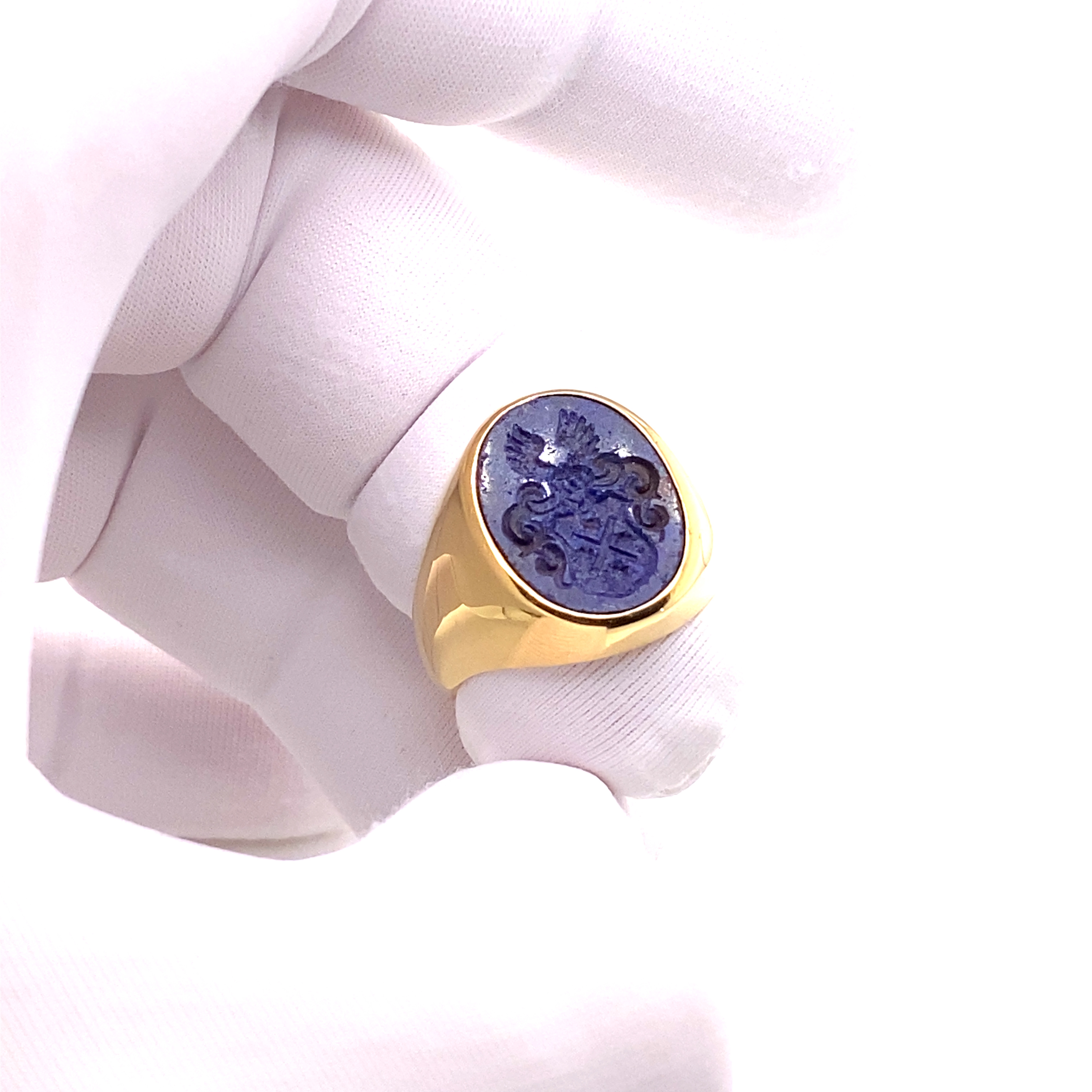 18K signet ring with carved lapis lazuli