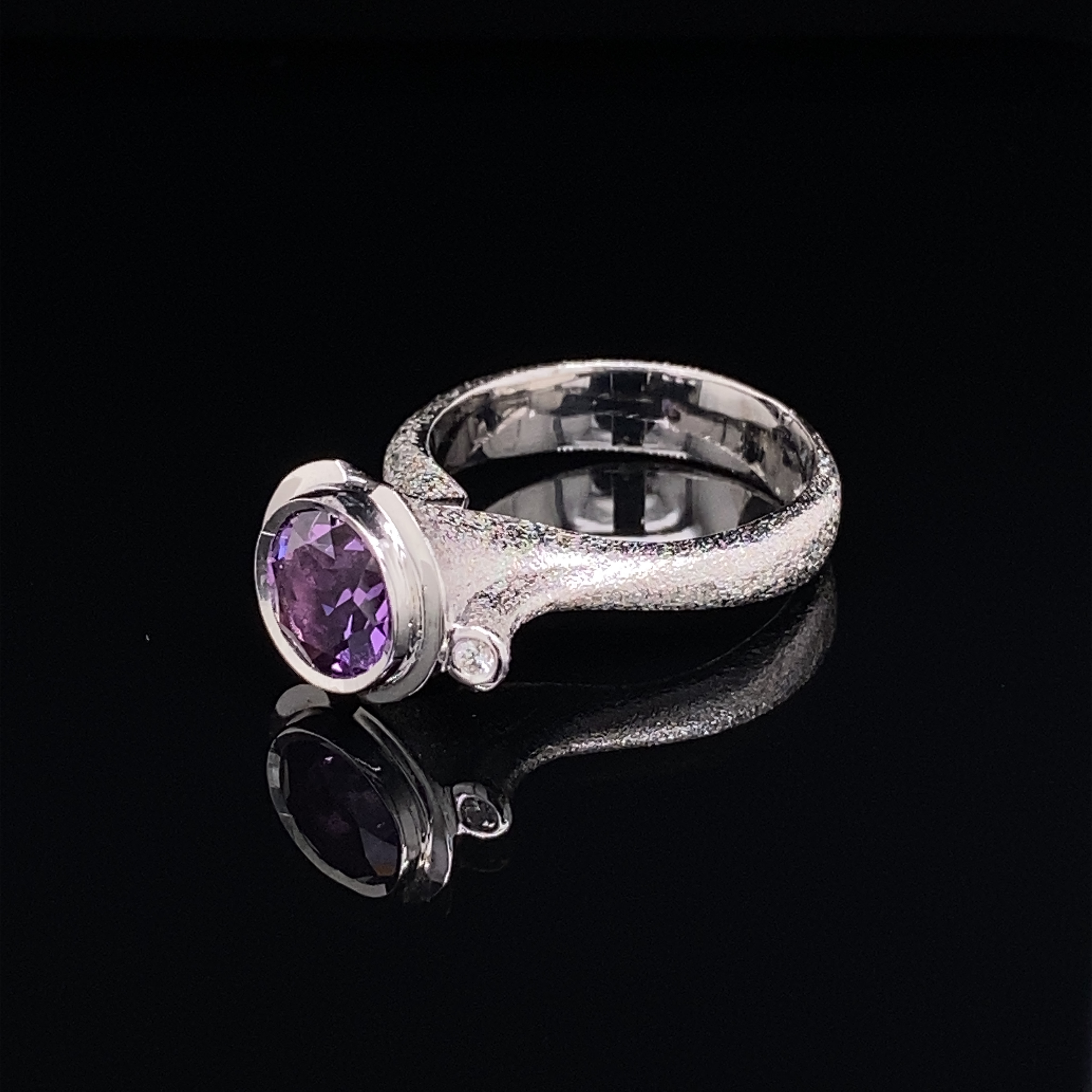 14K white gold ring with amethyst and diamond