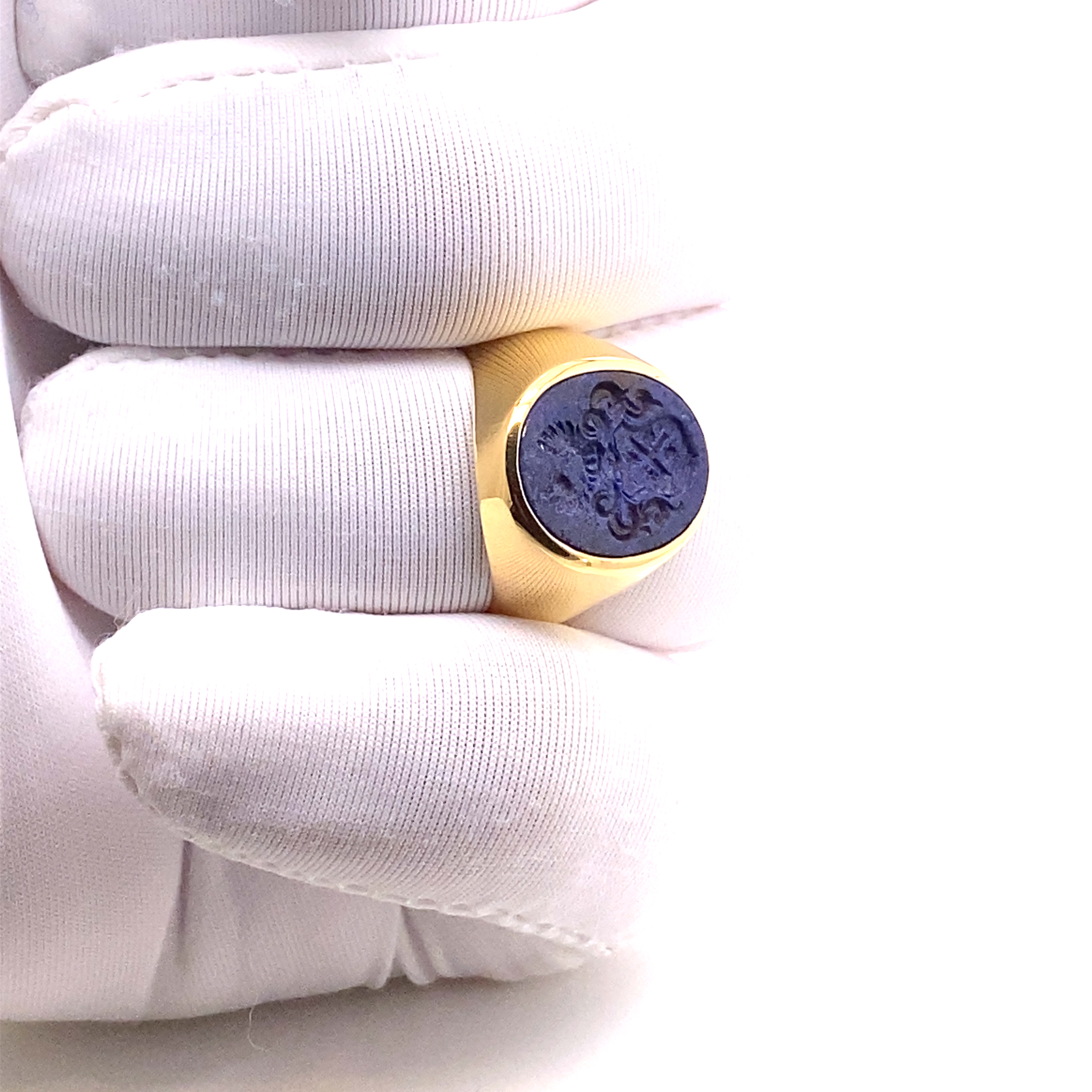 18K signet ring with carved lapis lazuli